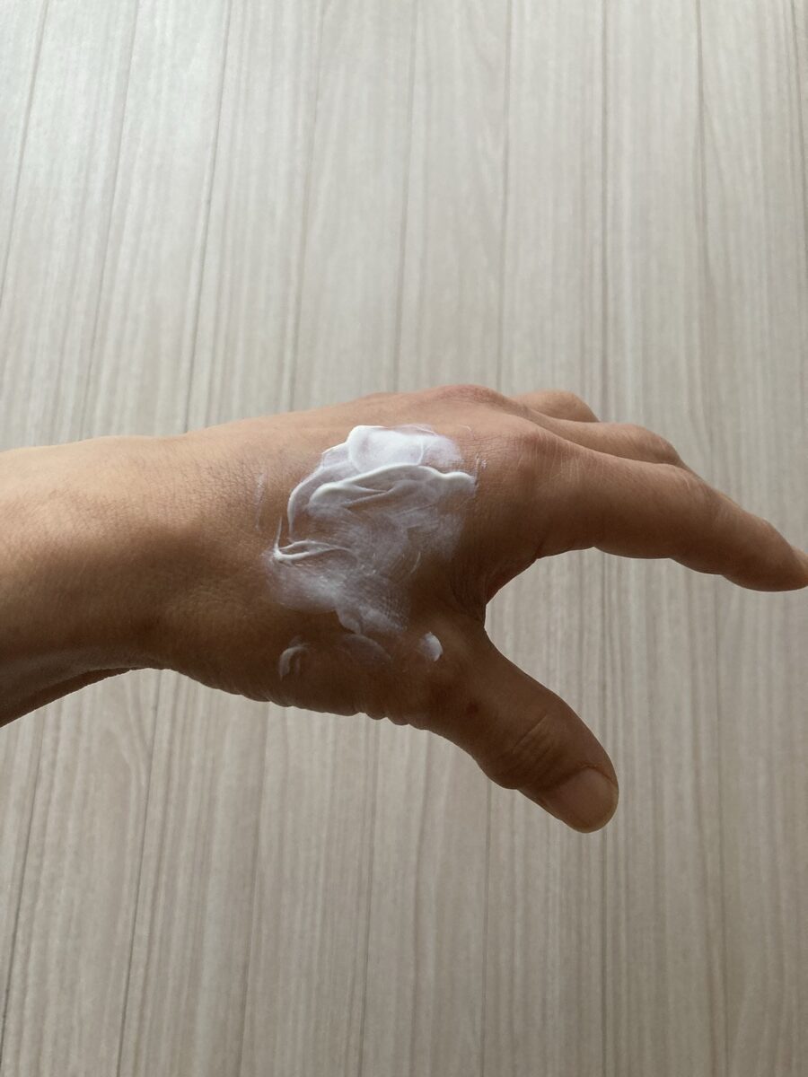 オルビス リンクルブライトUVプロテクター N を手になじませた後