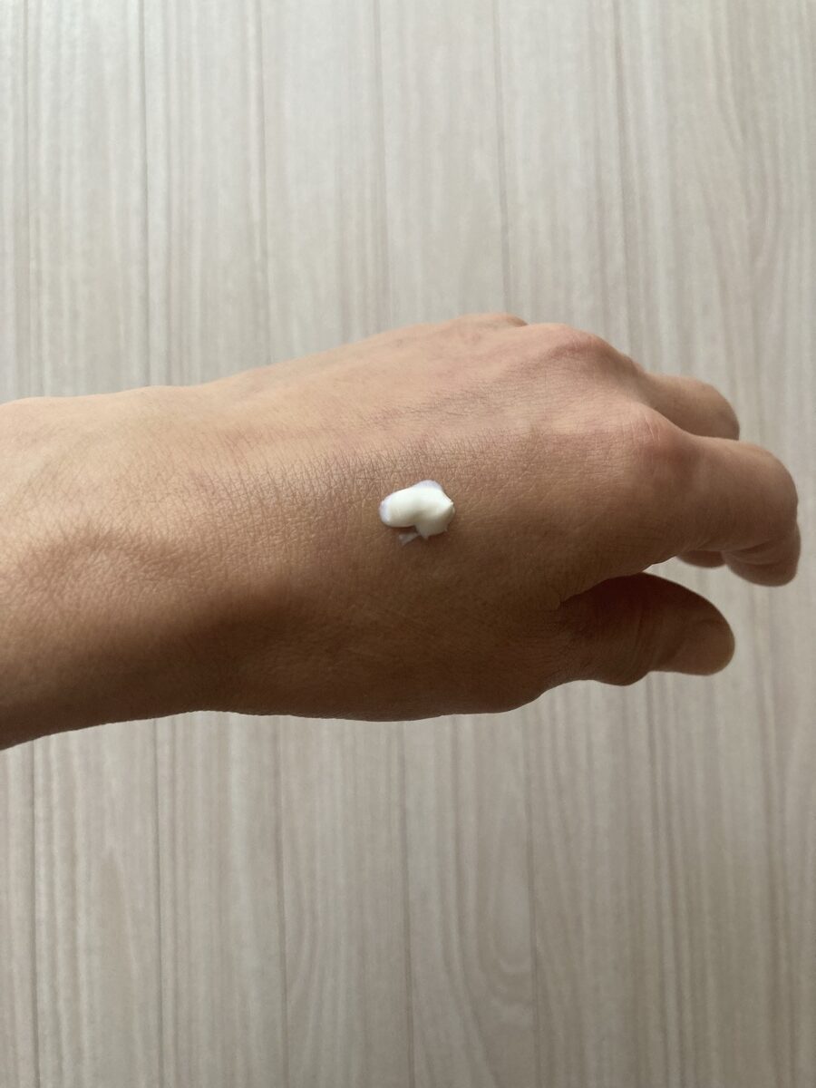 オルビス リンクルブライトUVプロテクター N を手の甲に出したテクスチャー