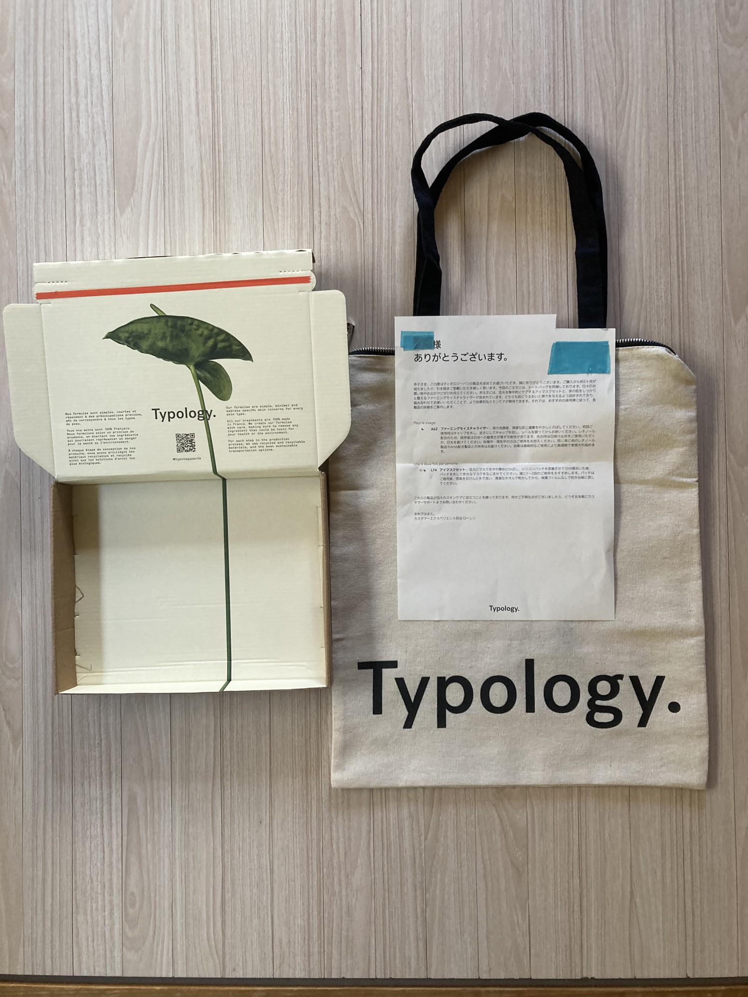 Typologyの開封写真。リーフ柄の箱とロゴ入りキャンバストートバッグ